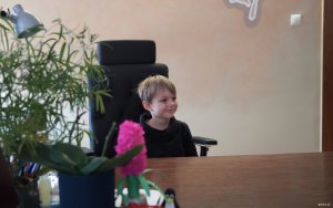 Chłopiec za biurkiem prezydenta