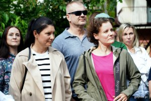 Radna miasta Emilia Rogała, radni dzielnicy i mieszkańcy podczas wizji terenowej przy ul. Demptowskiej 46 