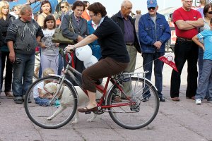 Dzień bez samochodu na rowerze oraz z psem idący obok 