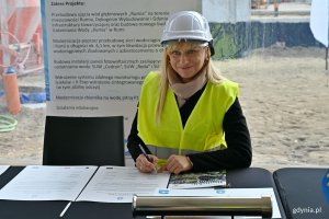 Anna Podbielska &ndash; zastępca w&oacute;jta gminy Wejherowo podpisująca akt erekcyjny podczas uroczystości wmurowania kamienia węgielnego pod budowę nowoczesnej stacji uzdatniania wody &bdquo;Rumia&rdquo;