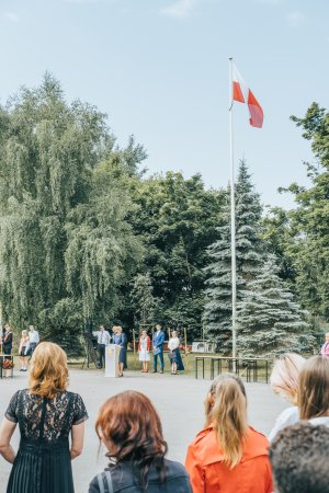 Uczniowie w odświętnych strojach