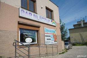 Bar mleczny „Tęczowy” z zewnątrz