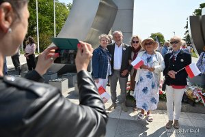 Prezydent Wojciech Szczurek pozuje do wspólnej fotografii z mieszkańcami