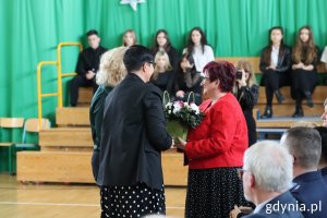 Kwiaty dla pani dyrektor Doroty Dunst od nauczycieli