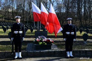 Posterunek honorowy przy grobie gen. bryg. Stanisława Dąbka na cmentarzu Wojennym w Redłowie. Z tyłu powiewają biało-czerwone flagi // fot. Magdalena Czernek