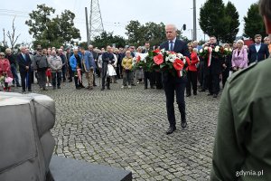 Uroczystości pod pomnikiem Ofiar Grudnia 1970 w ramach gdyńskich obchodów 45. rocznicy zakończenia strajków i podpisania porozumień sierpniowych. Kwiaty składa senator Sławomir Rybicki (fot. Michał Puszczewicz)