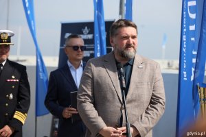 Przy mikrofonie Tadeusz Szemiot, przewodniczący Rady Miasta Gdyni