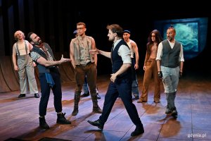 Zdjęcie z pr&oacute;by medialnej spektaklu &bdquo;Moby Dick&rdquo; w Teatrze Muzycznym w Gdyni. Scena zbiorowa (fot. Magdalena Czernek)