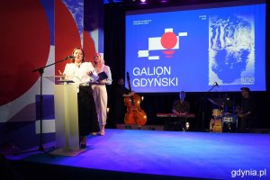  Na scenie prezydent Gdyni Aleksandra Kosiorek podczas gali rozdania Galion&oacute;w Gdyńskich 
