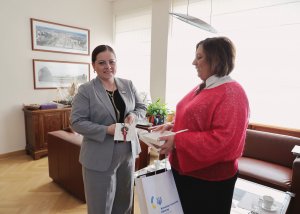 Prezydent Gdyni Aleksandra Kosiorek otrzymała od nowej konsul generalnej Ukrainy Krysy Switłany Anatolijiwnej symboliczny wisiorek z motywem ochronnym 