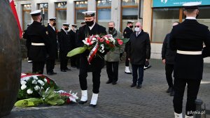 Wieńce przed pomnikiem Ofiar Terroru Komunistycznego, fot. Marcin Mielewski