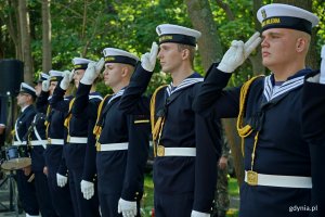 Żołnierze Marynarki Wojennej ustawieni w szeregu i salutujący podczas obchodów 86. rocznicy wybuchu II wojny światowej, które odbyły się na Cmentarzu Wojennym w Gdyni