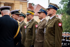 Uroczystość promocji na stopnie oficerskie dla absolwentów kursów oficerskich na Akademii Marynarki Wojennej w Gdyni (fot. Kamil Złoch)