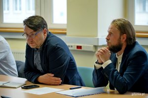 Od prawej: Marcin Chwiałkowski – gdynianin, jeden z wnioskodawców utworzenia Gdyńskiej Rady ds. Mężczyzn, Marcin Dybuk – autor podcastu „Podróż do męskości” i dziennikarz podczas spotkania konsultacyjnego dotyczącego powołania Gdyńskiej Rady ds. Mężczyzn