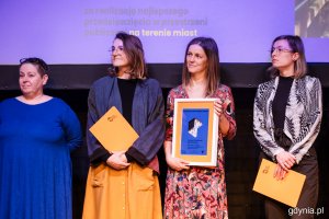 Reprezentantki Parku Leśnego na scenie Teatru Wybrzeże, fot. Karol Stańczak, gdynia.pl