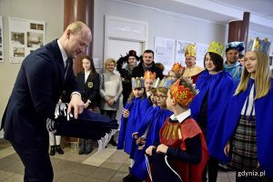 Trzej Królowie i kolędnicy odwiedzili gdyński ratusz // fot. Paweł Kukla