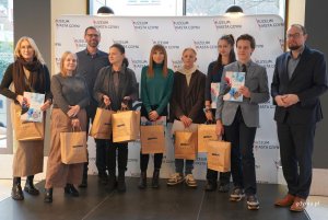 Wspólne zdjęcie Mariusza Bzdęgi, dyrektora zarządzającego ds. kultury i aktywności mieszkańców z autorami 12 zwycięskich projektów (fot. Magdalena Starnawska)