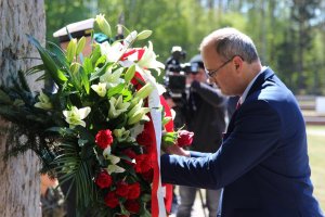 Wicewojewoda pomorski Emil Rojek składający kwiaty pod Pomnikiem Walki i Męczeństwa podczas uroczystości z okazji 81. rocznicy zakończenia II wojny światowej oraz uwolnienia ostatnich więźni&oacute;w niemieckiego nazistowskiego obozu koncentracyjnego Stutthof 