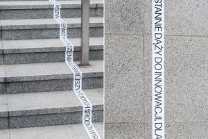 Schody z cytatem: „Reżyser nieustannie dąży do innowacji, dlatego nie wolno mu uciekać się do sprawdzonych rozwiązań. Każdy temat wymaga znalezienia najstosowniejszych filmowych środków wyrazu i adekwatnej formy”. // fot. Traffic Design