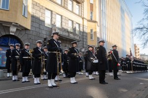 Orkiestra Reprezentacyjna Marynarki Wojennej podczas uroczystości z okazji Narodowego Dnia Pamięci Żołnierzy Wyklętych, które odbyły się przy pomniku Ofiar Terroru Komunistycznego. Obok niej stoi Kompania Reprezentacyjna Marynarki Wojennej // fot. Kamil Złoch