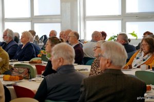 Uczestnicy spotkania członk&oacute;w gdyńskiego oddziału&nbsp;Zrzeszenia Kaszubsko-Pomorskiego zgromadzeni w Zespole Szkolno-Przedszkolnym nr 5