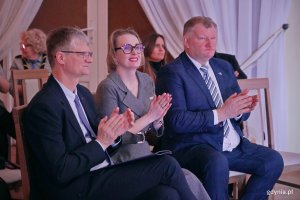 Wiceprezydent Gdyni Rafał Geremek i radni miasta Agnieszka Tokarska i Jarosław Kłodziński podczas gali Dnia Myśli Braterskiej