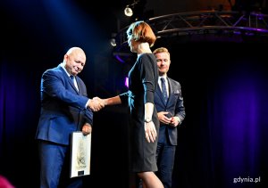 Wiceprezydent Gdyni, Katarzyna Gruszecka-Spychała odbiera wyróżnienie z okazji 60-lecia działalności dla Teatru Miejskiego im. Witolda Gombrowicza w Gdyni, fot. Kamil Złoch