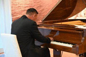 na zdjęciu uśmiechnięci ludzie