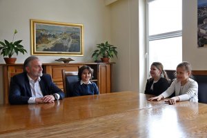 Uczniowie z III B Szkoły Podstawowej nr 31 z Gdyni u prezydenta Wojciecha Szczurka // fot. Michał Kowalski
