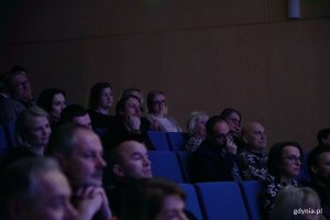 Publiczność zgromadzona w sali koncertowej Szkoły Muzycznej I i II stopnia im. Z. Noskowskiego podczas koncertu &bdquo;Muzyczny portret Gdyni&rdquo;. Wśr&oacute;d gości m.in. radny miasta Łukasz Piesiewicz