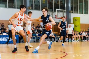 Koszykarze na boisku w trakcie meczu