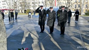 Przedstawiciele Marynarki Wojennej RP składają kwiaty przed pomnikiem AK na skwerze Kościuszki z okazji 81. rocznicy utworzenia AK. W środku: kmdr Walter Jarosz - szef szkolenia 3. Flotylli Okrętów  // fot. Magdalena Czernek