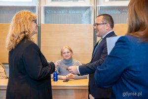 Konsul Generalny Ukrainy Oleksandr Płodystyi przekazuje podziękowania Joannie Leman z Referatu Współpracy z Zagranicą. Wizyta grupy dzieci i młodzież z ukraińskiego Nikopola w Urzędzie Miasta Gdyni i spotkanie z prezydent Aleksandrą Kosiorek (fot. Kamil Złoch)