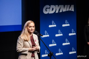 Ministra zdrowia dr Jolanta Sobierańska-Grenda przemawiająca podczas gali wręczenia Nagrody Prezydent Miasta Gdyni pracownikom ochrony zdrowia