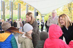 Wiceprezydentka Gdyni Oktawia Gorzeńska pasuje na uczniów pierwszoklasistów z SP numer 51 żeglarskim pagajem