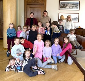 Grupa dzieci z kobietami