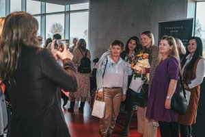 Agnieszka Cegielska pozuje do zdjęcia z innymi uczestnikami spotkania 