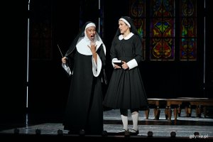 Zdjęcie z pr&oacute;by medialnej spektaklu &bdquo;Zakonnica w przebraniu&rdquo; w Teatrze Muzycznym w Gdyni. Karolina Trębacz jako Deloris Van Cartier i Weronika Radniecka jako siostra Maria Robert 