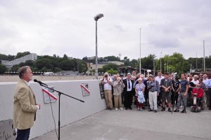 Prezydent Gdyni Wojciech Szczurek: - W Alei Żeglarstwa Polskiego uroczyście odsłoniliśmy tablicę upamiętniającą członków pierwszej załogi „Copernicusa”, fot. Michał Kowalski.