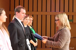 Osoby na scenie podczas wręczania nominacji