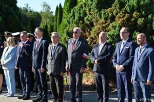 Na zdjęciu m.in. (od lewej): członkini zarządu wojew&oacute;dztwa pomorskiego Agnieszka Baranowska, poseł Michał Kowalski, wiceprezydent Gdyni Rafał Geremek, Gdynianin Zenon Roda, członek zarządu stowarzyszenia Gdynian Wysiedlonych Andrzej Krajniak, prezes Światowego Związku Żołnierzy Armii Krajowej o/Gdynia Krzysztof Jankowski oraz wiceprzewodniczący Rady Miasta Gdyni &ndash; Jakub Ubych i Ireneusz Trojanowicz 