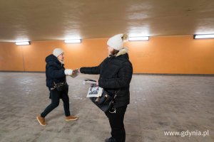 Mieszkanka Gdyni otrzymuje kolekcjonerski numer "Dziennika Bałtyckiego" w przejściu podziemnym przy stacji SKM Wzg&oacute;rze Świętego Maksymiliana