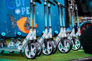 Gala finałowa Międzynarodowego Festiwalu Piosenki Gdynia Open w muszli koncertowej na placu Grunwaldzkim - nagrody dla uczestników, hulajnogi (fot. Kamil Złoch)