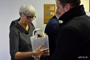 Joanna Zielińska - przewodnicząca gdyńskiej Rady Miasta odbiera prezent od organizatorów orszaku // fot. Paweł Kukla