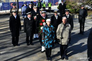 Joanna Zielińska - przewodnicząca Rady Miasta Gdyni i radny Zenon Roda zlożyli kwiaty przed pomnikiem Obrońców Wybrzeża na Cmentarzu Wojennym w Gdyni // fot. Magdalena Czernek