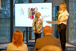 Od lewej: Anna Więckowska-Kowalska – laureatka 12. edycji konkursu Baltic Mini Textile Gdynia oraz Anna Śliwa - kuratorka wystawy podczas otwarcia 13. Baltic Mini Textile Gdynia w Muzeum Miasta Gdyni