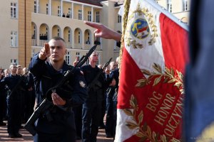 Wyróżnieni podchorążowie przysięgali na sztandar // fot. Krzysztof Miłosz
