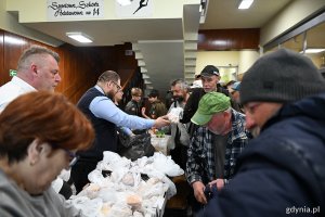 Wychodzący odbierają paczki z żywnością