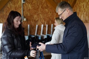 Wiceprezydent Gdyni Rafał Geremek wręcza nagrodę jednej z laureatek