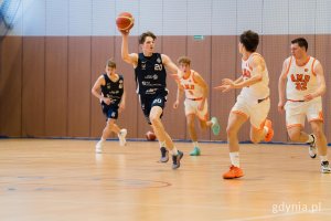 Koszykarze na boisku w trakcie meczu